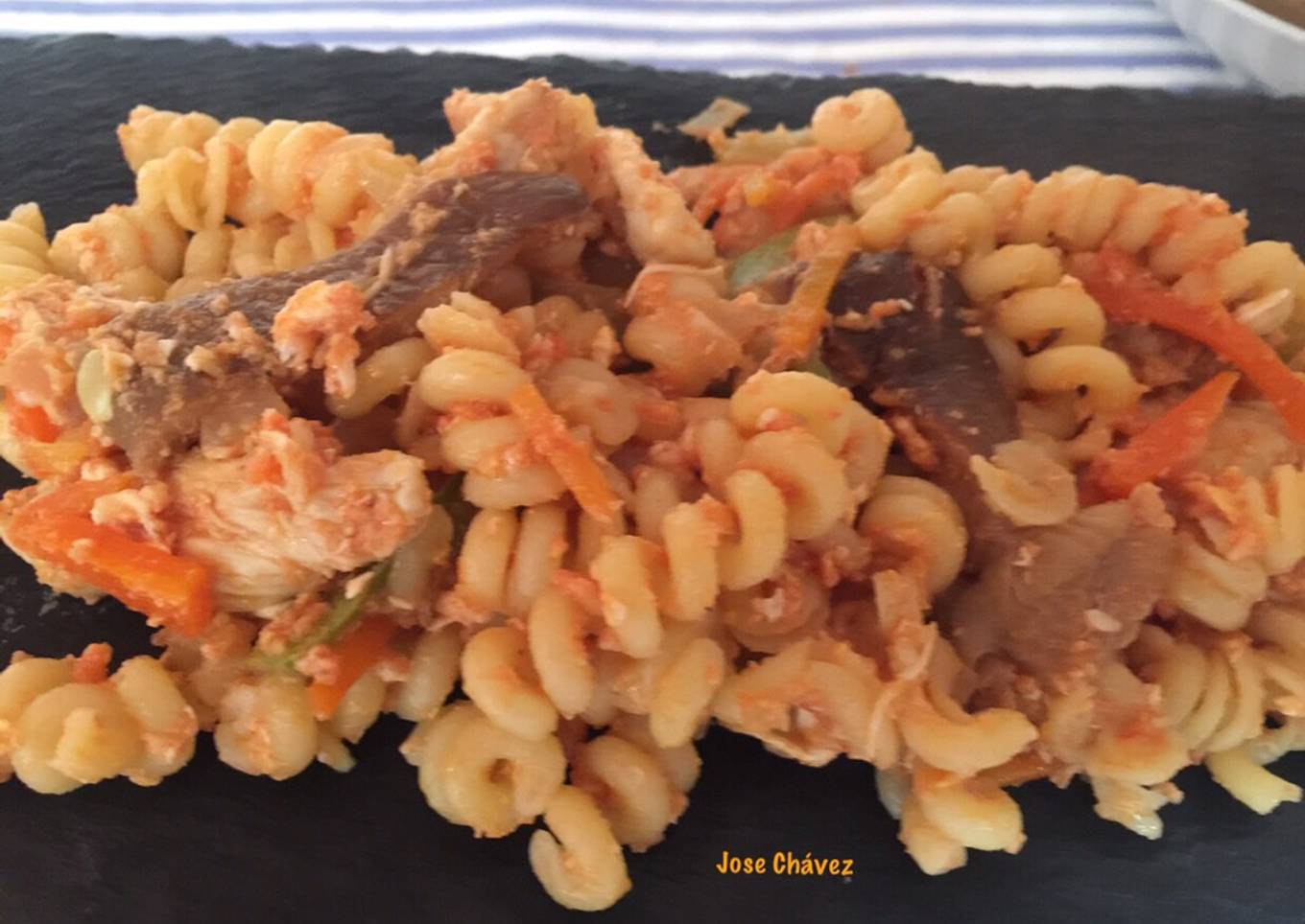 Fusilli bucati con setas, verduras y pollo