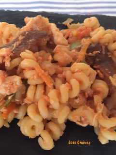 Una foto de Fusilli bucati con setas, verduras y pollo