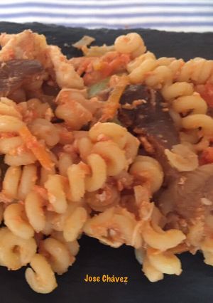 Una foto de Fusilli bucati con setas, verduras y pollo