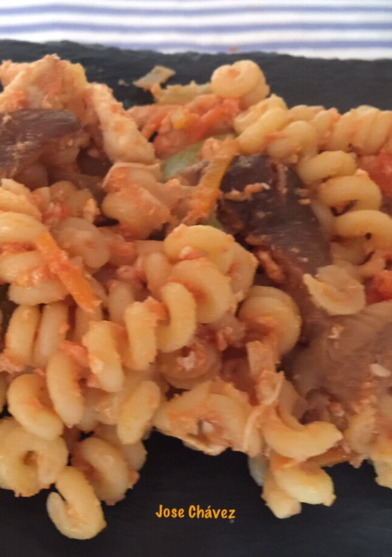Una foto de Fusilli bucati con setas, verduras y pollo