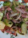 Ensalada de col brusela con bacon