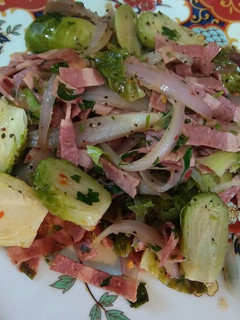 Una foto de Ensalada de col brusela con bacon