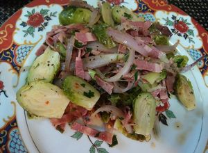 Una foto de Ensalada de col brusela con bacon
