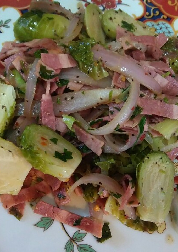Una foto de Ensalada de col brusela con bacon