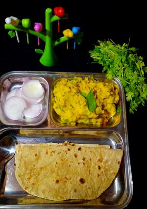 A picture of Maharashtrian Besan pitla.