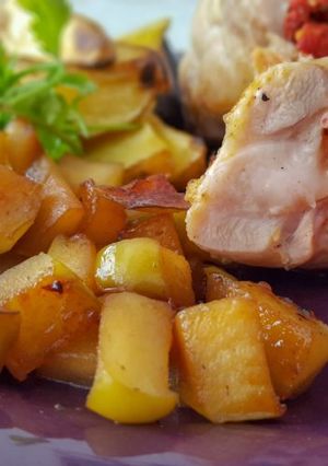 Una foto de Muslos rellenos con papas doradas y manzanas aromatizadas con sidra a La Planchetta