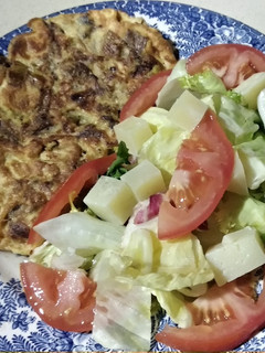 Una foto de Tortilla de cebolla con ensalada