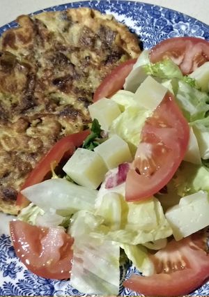 Una foto de Tortilla de cebolla con ensalada