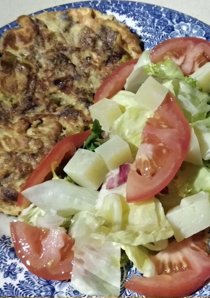 Una foto de Tortilla de cebolla con ensalada