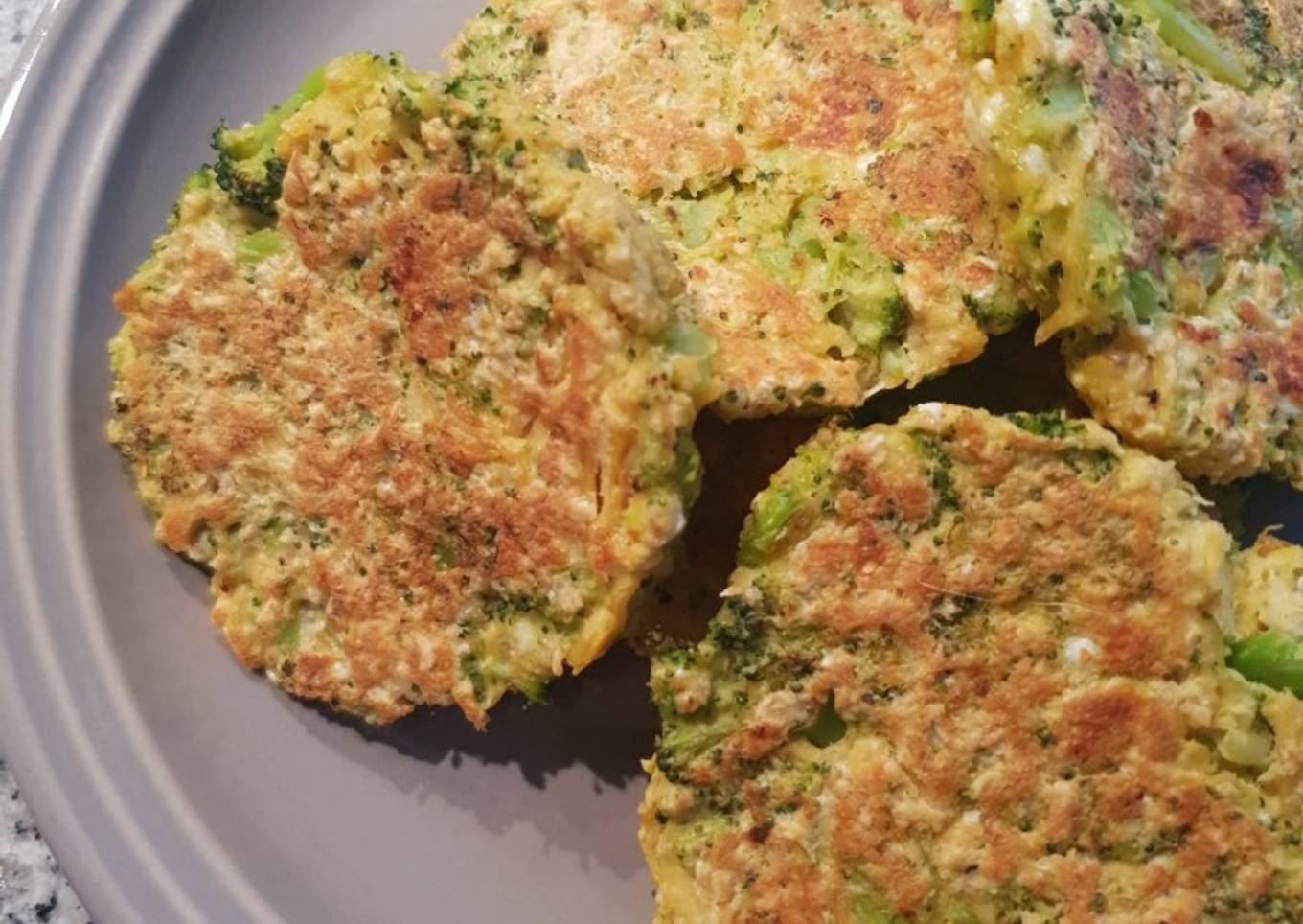 Hamburguesas de pollo y brócoli