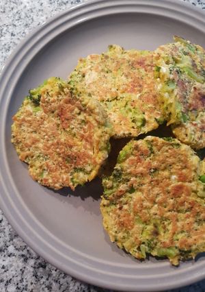 Una foto de Hamburguesas de pollo y brócoli