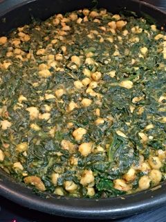 Una foto de Garbanzos con espinacas rápidos.💃