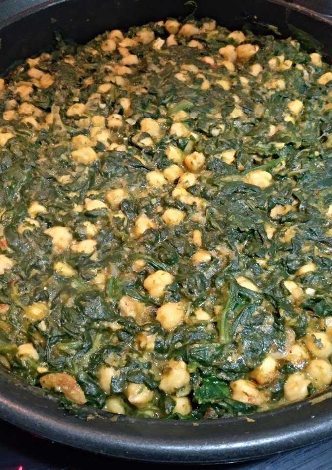 Una foto de Garbanzos con espinacas rápidos.💃