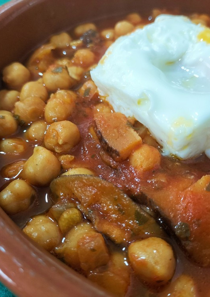 Una foto de Garbanzos en salsa de tomate con shiitake y huevo poché