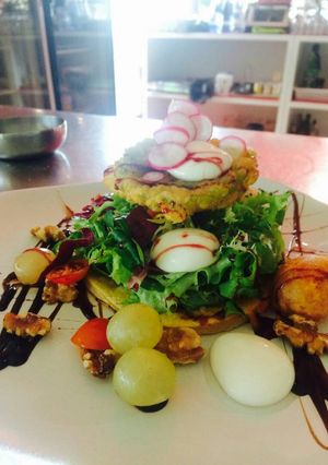 Una foto de Ensalada templada con esferificación de yogurt y nueces