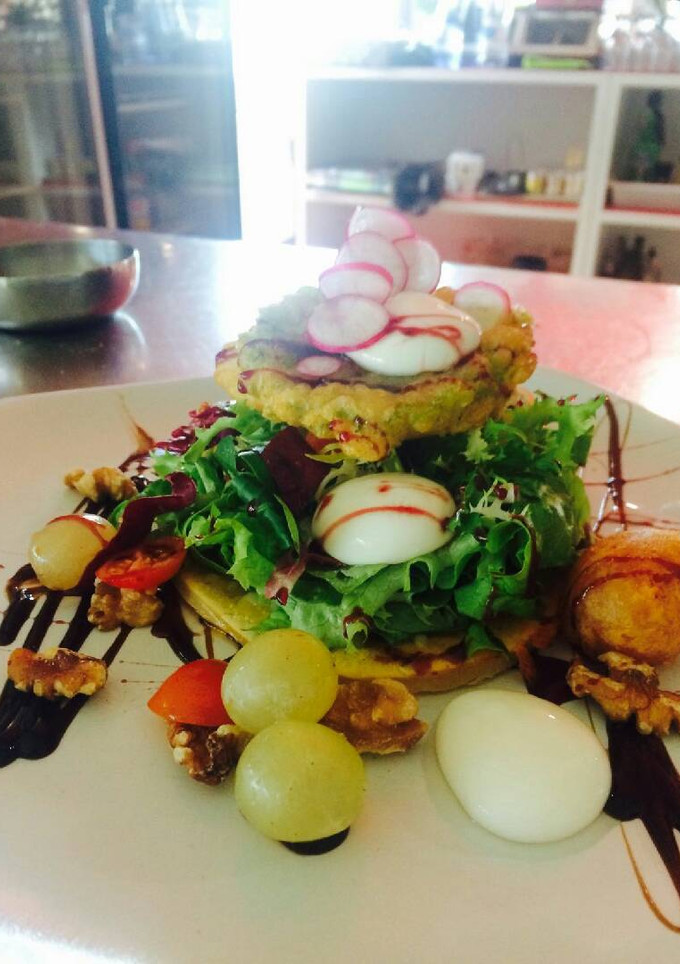 Una foto de Ensalada templada con esferificación de yogurt y nueces