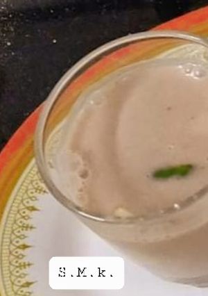 चिकू मिल्क शेक विथ चिली ट्विस्ट (Chikoo milk shake With chilli twist recipe in marathi) रेसिपी चे मुख्य फोटो 