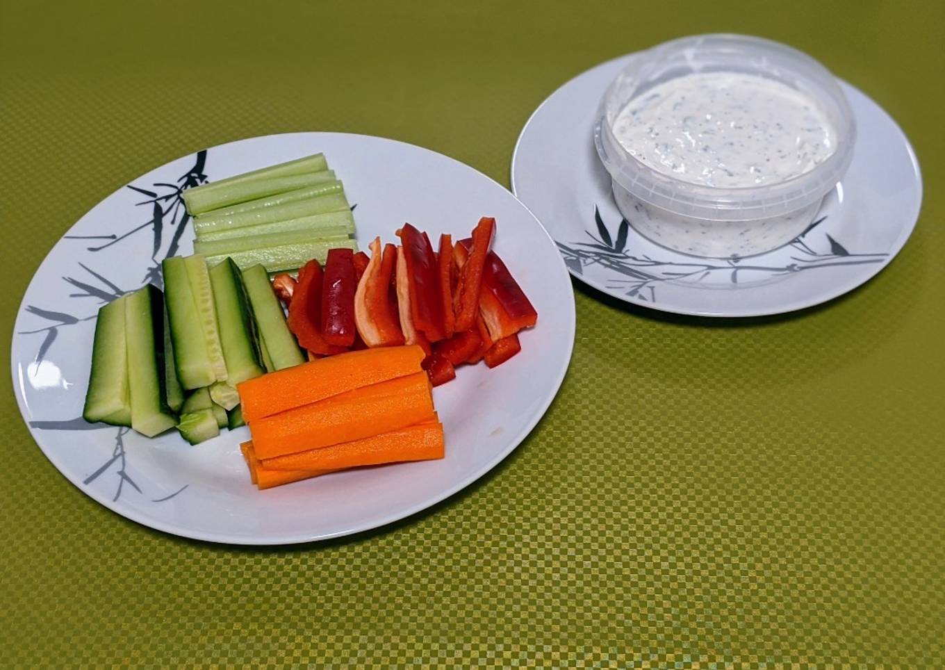 Crudités con salsa Tzatsiki