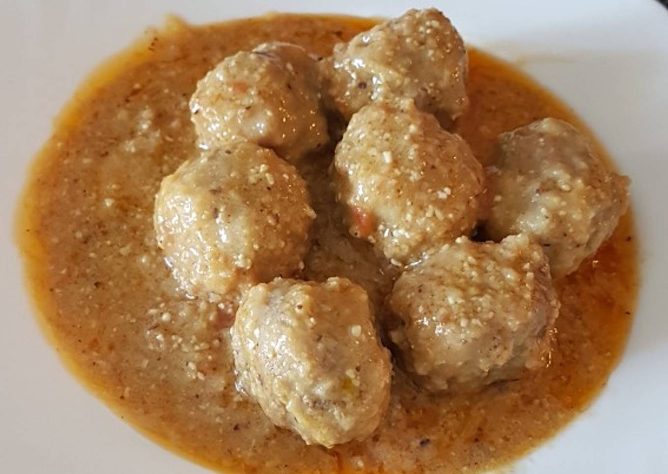 Albóndigas de carne y piñones con salsa de frutos secos