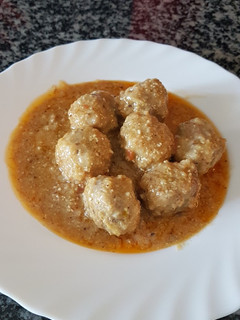Una foto de Albóndigas de carne y piñones con salsa de frutos secos