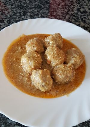 Una foto de Albóndigas de carne y piñones con salsa de frutos secos