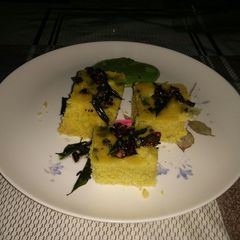 A picture of Kamam Dokhla with Green Chutney.