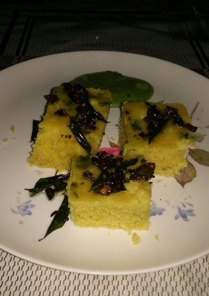 A picture of Kamam Dokhla with Green Chutney.