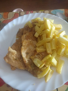Una foto de Pechuga de pollo a la mandarina y papas fritas