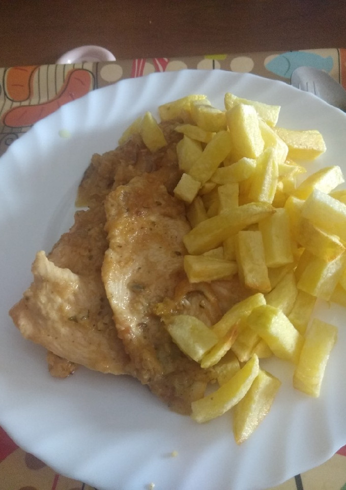 Una foto de Pechuga de pollo a la mandarina y papas fritas