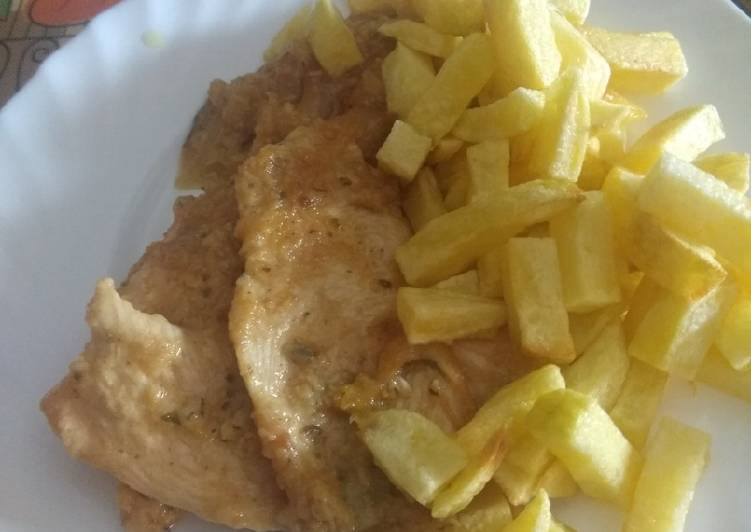 Pechuga de pollo a la mandarina y papas fritas