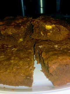 Una foto de Brownie (con chocolate en polvo) húmedo con nueces