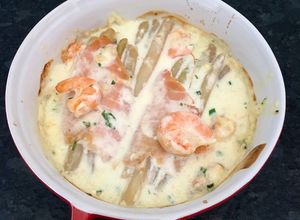 Une photo de Roulades de saumon fumé aux asperges, sauce aux crevettes et au chèvre frais