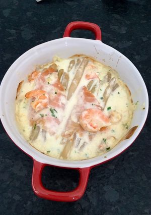 Une photo de Roulades de saumon fumé aux asperges, sauce aux crevettes et au chèvre frais