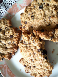 A picture of Oats, chochip & raisin cookies.