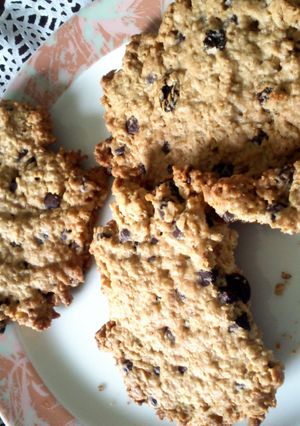 A picture of Oats, chochip & raisin cookies.