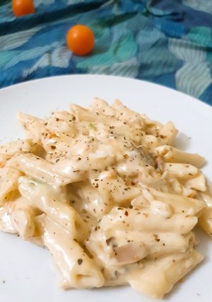 A picture of White sauce pasta.