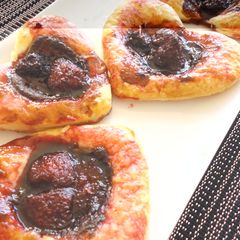 A picture of Nutella Strawberry Puff Pastry Hearts.