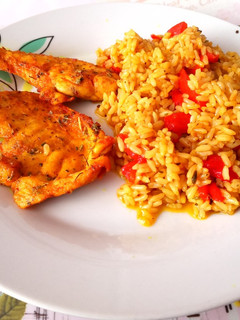 Una foto de Pollo a la cúrcuma con arroz y pimiento