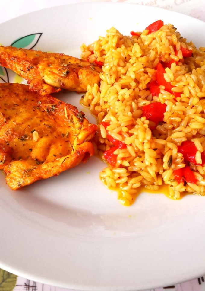 Una foto de Pollo a la cúrcuma con arroz y pimiento