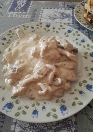 Una foto de Pollo con champiñones en salsa🍗