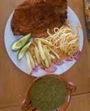 Milanesa de pollo con espagueti rojo