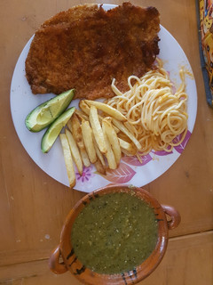 Una foto de Milanesa de pollo con espagueti rojo