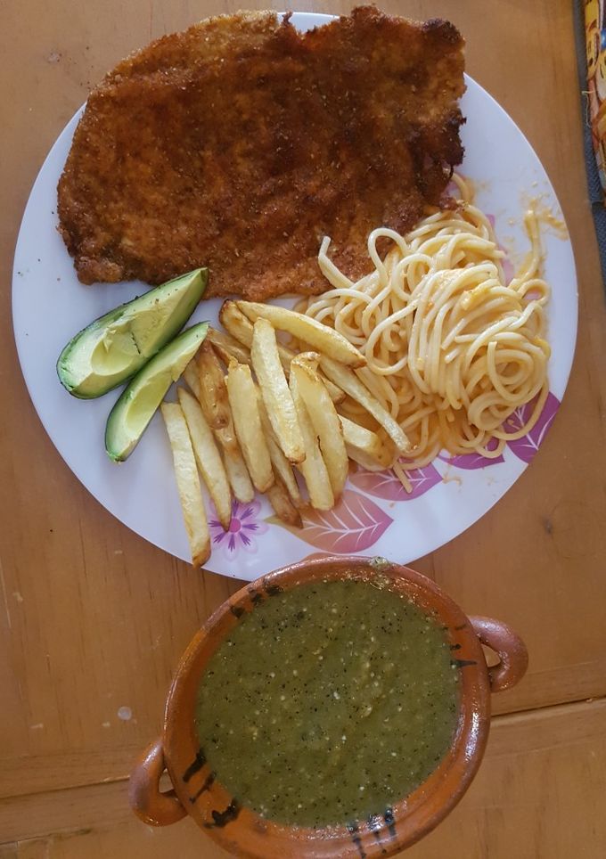 Una foto de Milanesa de pollo con espagueti rojo