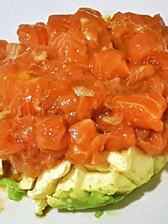 Una foto de Tartar de Salmón marinado con vinagreta de Mango sobre Aguacate