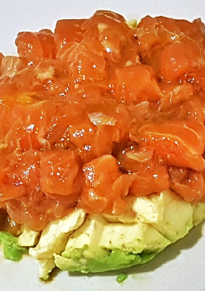 Una foto de Tartar de Salmón marinado con vinagreta de Mango sobre Aguacate