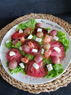 Una foto de Ensalada de salmón ahumado y uvas asadas