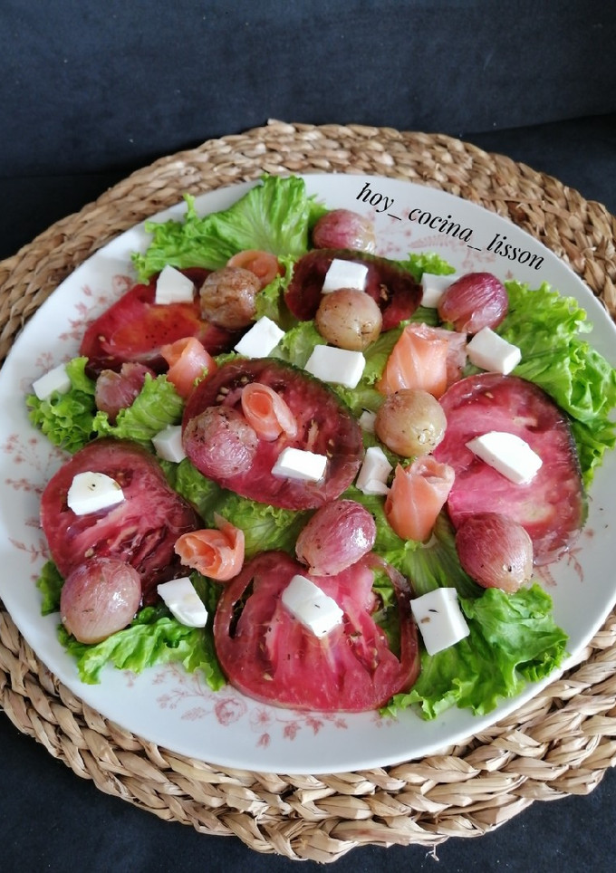 Una foto de Ensalada de salmón ahumado y uvas asadas