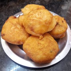 A picture of Urad dal vadai.