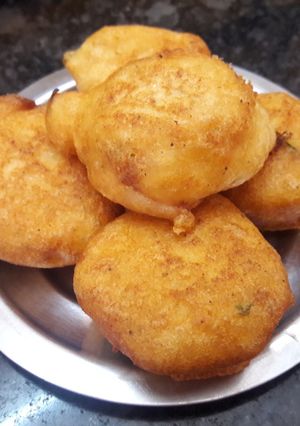 A picture of Urad dal vadai.