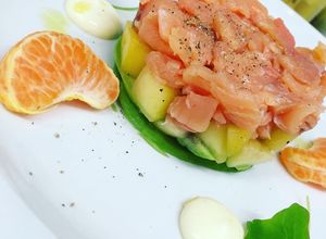Foto di Tartare di salmone con mango ed avocado, servito con maionese agli agrumi